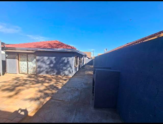 3 BEDROOM HOUSE FOR SALE IN PROTEA NORTH